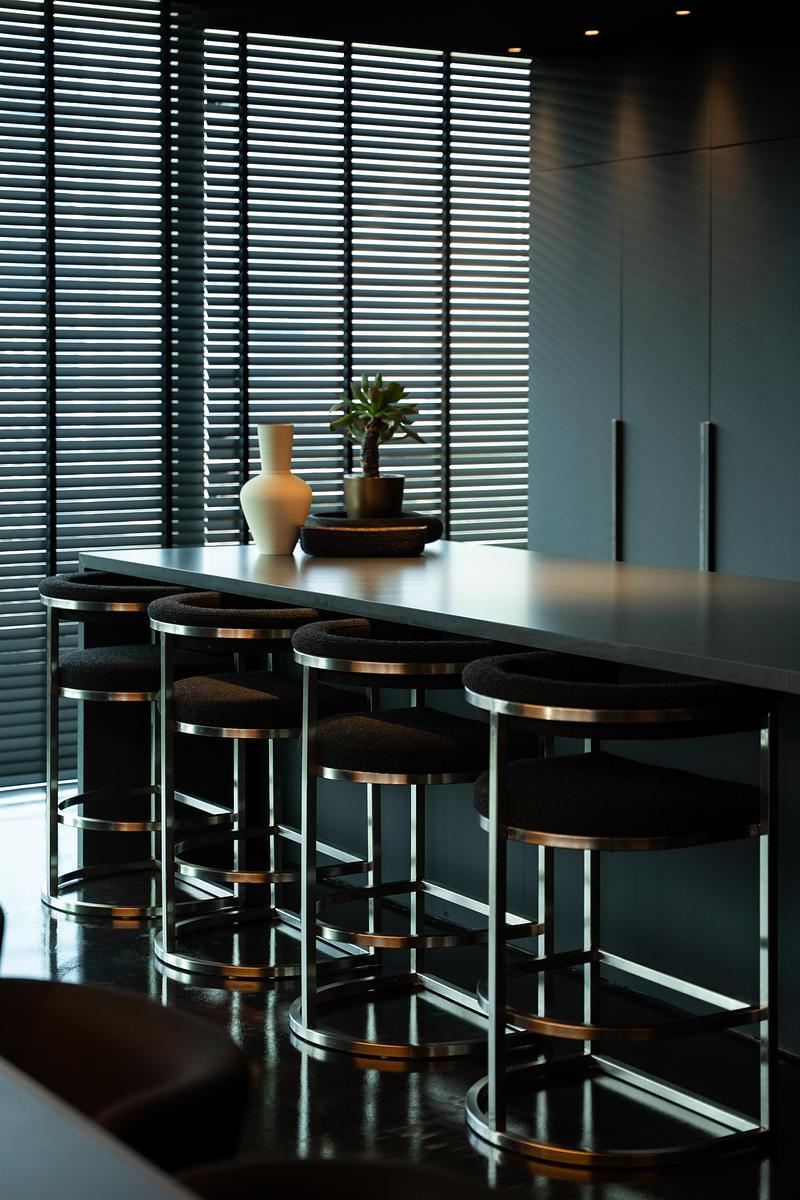 Dossier de presse | 7862-01 - Communiqué de presse | Noir Matière - Boobrook - Design d’intérieur résidentiel - Crédit photo : Shoayb Khattab