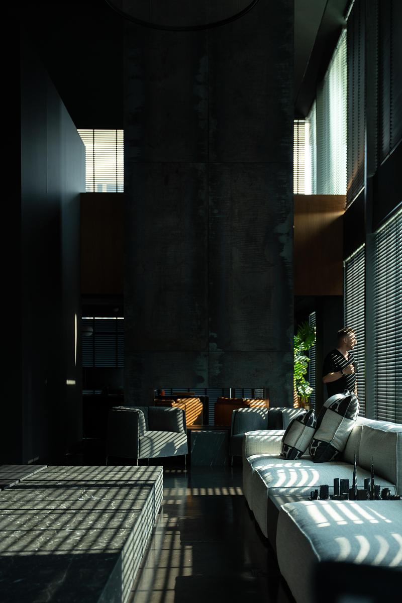 Dossier de presse | 7862-01 - Communiqué de presse | Noir Matière - Boobrook - Design d’intérieur résidentiel - Crédit photo : Shoayb Khattab