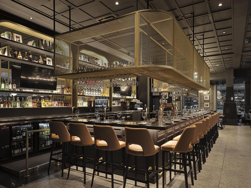 Dossier de presse | 3962-02 - Communiqué de presse | Cléo Katcho Design Architectural revisite la brasserie française en aménageant une nouvelle adresse Chez Lionel au centre-ville de Montréal - Cleo Katcho Design Architectural Inc. - Design d’intérieur commercial - Crédit photo : Maxime Brouillet