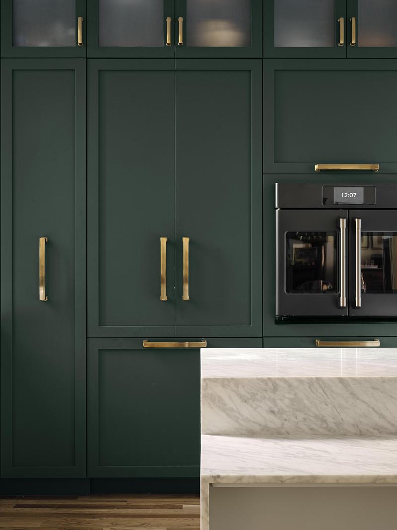 Press kit | 1676-11 - Press release | Living Differently,   without Compromise - ADHOC - Residential Architecture - In the kitchen, extended handles improve grip, while the oven is installed at a height that allows for use from a seated position. - Photo credit: Maxime Brouillet