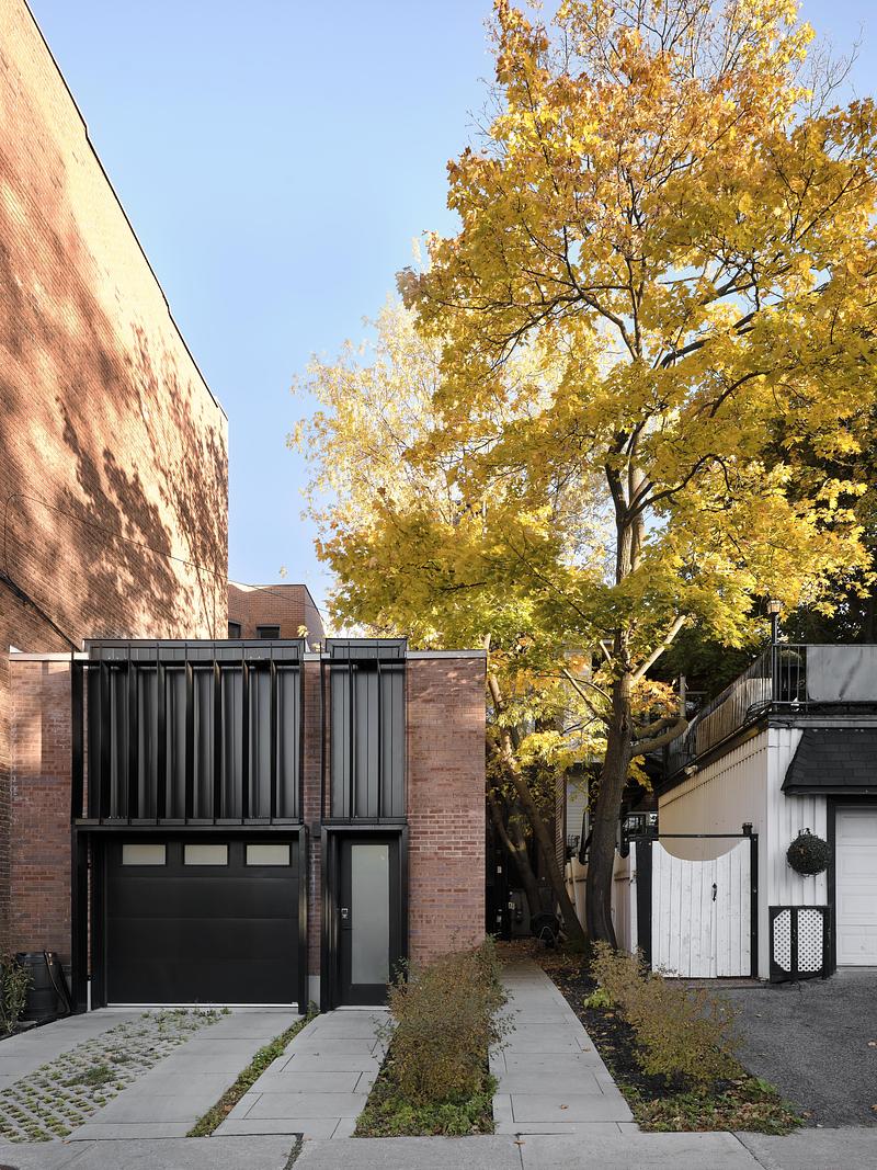 Press kit | 1676-11 - Press release | Living Differently,   without Compromise - ADHOC - Residential Architecture - An adapted garage replaces the former parking space, facilitating access from the outside. - Photo credit: Maxime Brouillet