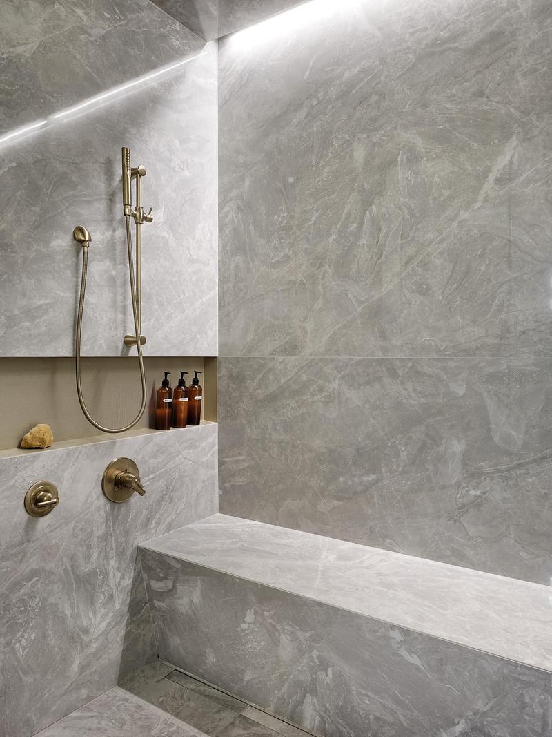 Press kit | 1676-11 - Press release | Living Differently,   without Compromise - ADHOC - Residential Architecture - The bathrooms include curbless walk-in showers equipped with benches. - Photo credit: Maxime Brouillet