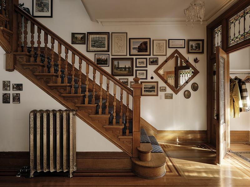 Press kit | 1676-11 - Press release | Living Differently,   without Compromise - ADHOC - Residential Architecture - Original elements—brickwork, stained glass, moldings, and woodwork—were carefully restored and serve as anchors for the contemporary intervention. - Photo credit: Maxime Brouillet