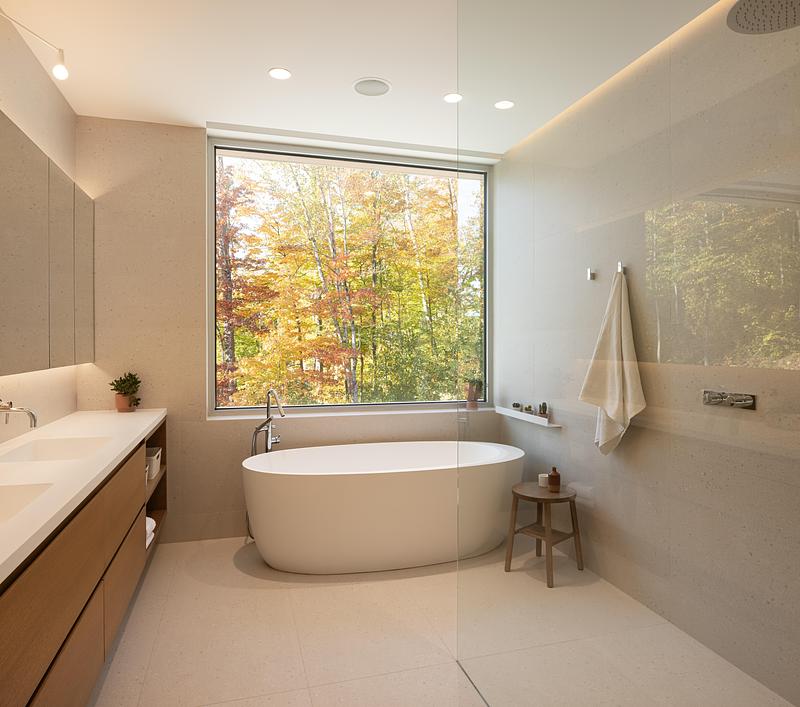 Press kit | 880-25 - Press release | The Albatross - MU Architecture - Residential Architecture -  Master bathroom  - Photo credit: Stéphane Groleau