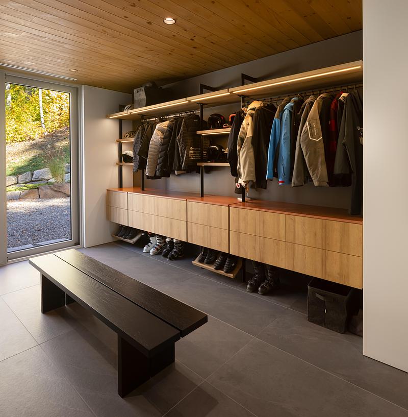 Press kit | 880-25 - Press release | The Albatross - MU Architecture - Residential Architecture -  Mud Room  - Photo credit: Stéphane Groleau