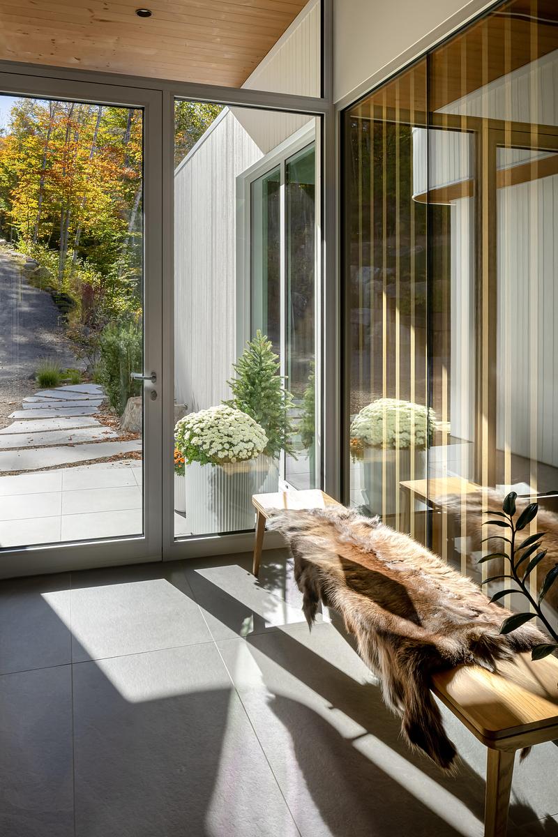 Press kit | 880-25 - Press release | The Albatross - MU Architecture - Residential Architecture - Main entrance - Photo credit: Stéphane Groleau