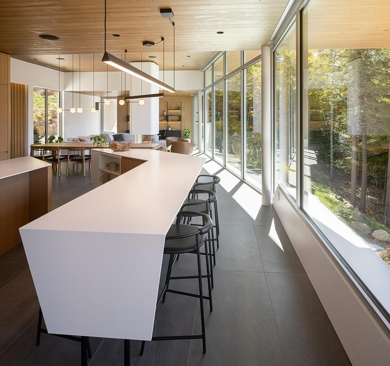 Press kit | 880-25 - Press release | The Albatross - MU Architecture - Residential Architecture - Kitchen- Linear view towards living - Photo credit: Stéphane Groleau