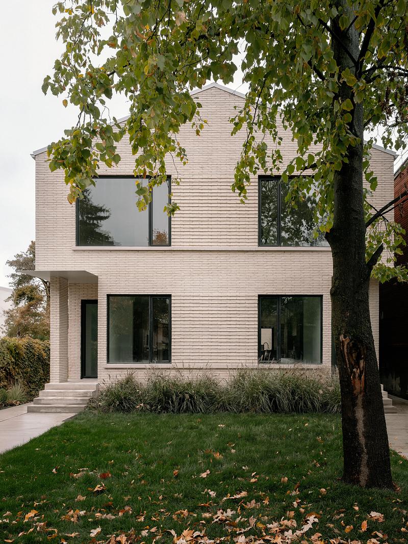 Press kit | 7856-01 - Press release | Montrose Sixplex: A New Housing Model for Gentle Density on a Residential Street in Toronto - Gabriel Fain Architects - Residential Architecture -  Front facade of Units 2 and 4 - Photo credit: Félix Michaud