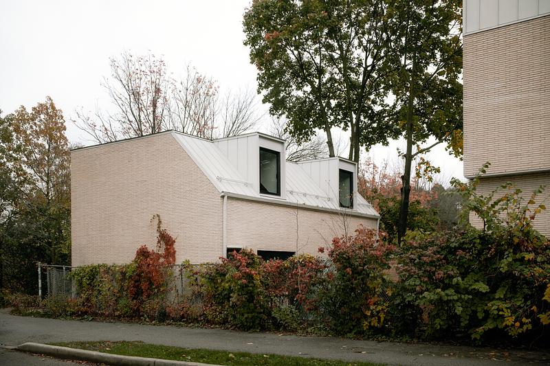 Press kit | 7856-01 - Press release | Montrose Sixplex: A New Housing Model for Gentle Density on a Residential Street in Toronto - Gabriel Fain Architects - Residential Architecture - <p> Laneway houses in context - Units 5 &amp; 6</p> - Photo credit: Félix Michaud