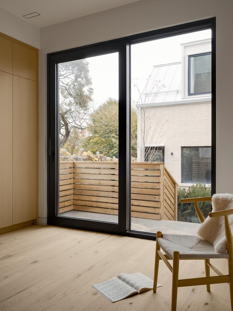 Press kit | 7856-01 - Press release | Montrose Sixplex: A New Housing Model for Gentle Density on a Residential Street in Toronto - Gabriel Fain Architects - Residential Architecture -  View towards laneway house Unit 5 - Photo credit:  Félix Michaud 