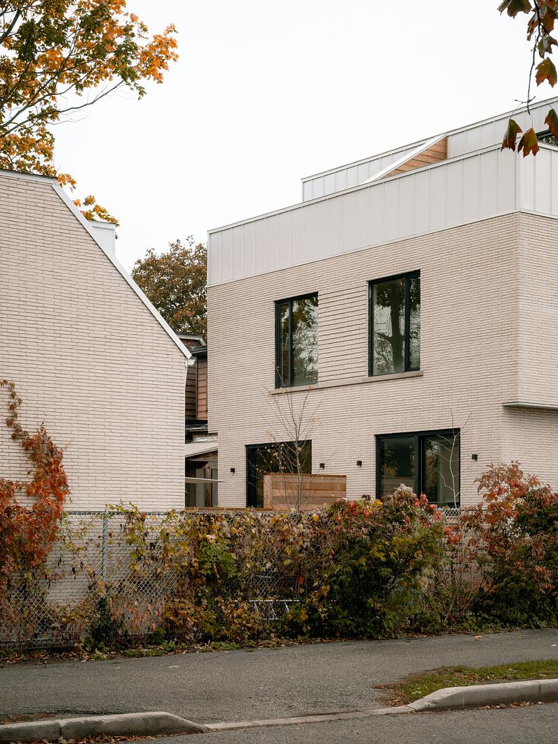 Press kit | 7856-01 - Press release | Montrose Sixplex: A New Housing Model for Gentle Density on a Residential Street in Toronto - Gabriel Fain Architects - Residential Architecture -  <p>Rear facade of Units 2 &amp; 4 facing the laneway houses</p>  - Photo credit: Félix Michaud