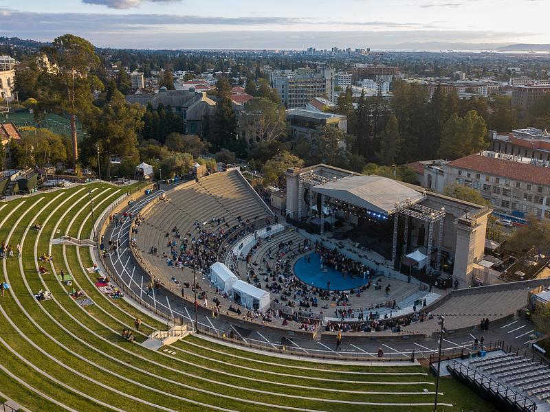 Dossier de presse | 2757-62 - Communiqué de presse | CAW Architects Unveils a Trio of Transformative Theater Projects that Redefine the California Performance Landscape - CAW Architects - Architecture commerciale - The Greek Theatre: The greatly expanded lawn seating area boasts new pathways and stairways, along with a new pedestrian plaza.  - Crédit photo : Bernardo Grijalva