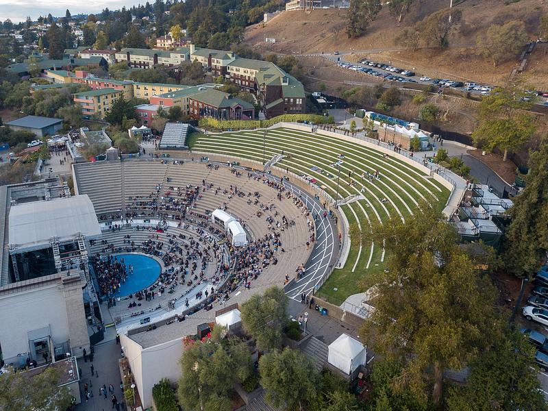 Dossier de presse | 2757-62 - Communiqué de presse | CAW Architects Unveils a Trio of Transformative Theater Projects that Redefine the California Performance Landscape - CAW Architects - Architecture commerciale - The Greek Theatre: CAW's third major project on the Hearst Greek Theatre has transformed the world-renowned venue.    - Crédit photo : Bernardo Grijalva