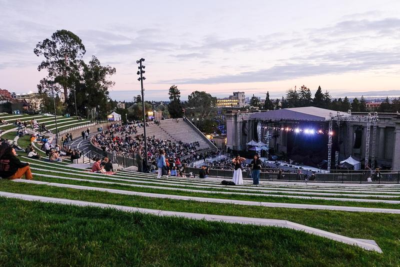 Dossier de presse | 2757-62 - Communiqué de presse | CAW Architects Unveils a Trio of Transformative Theater Projects that Redefine the California Performance Landscape - CAW Architects - Architecture commerciale - The Greek Theatre: The lush grass adds to the ambiance of the space, creating a welcoming atmosphere.   - Crédit photo : Bernardo Grijalva