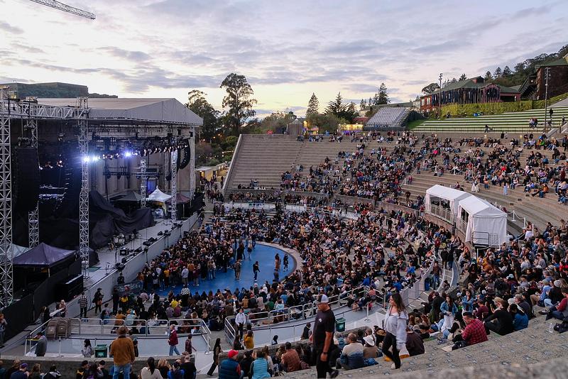 Dossier de presse | 2757-62 - Communiqué de presse | CAW Architects Unveils a Trio of Transformative Theater Projects that Redefine the California Performance Landscape - CAW Architects - Architecture commerciale - The Greek Theatre: A crowd gathers at the amphitheater, highlighting the panoramic tiered seating.   - Crédit photo : Bernardo Grijalva