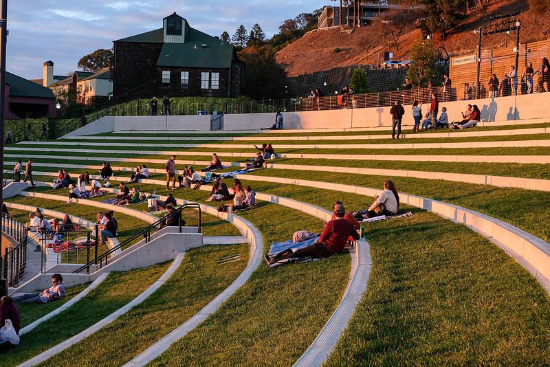 Dossier de presse | 2757-62 - Communiqué de presse | CAW Architects Unveils a Trio of Transformative Theater Projects that Redefine the California Performance Landscape - CAW Architects - Architecture commerciale - The Greek Theatre: The terraced lawn seating offers relaxed outdoor viewing in the amphitheater.  - Crédit photo : Bernardo Grijalva