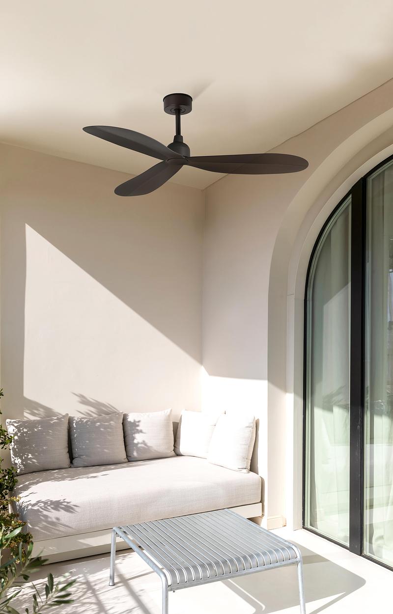 Dossier de presse | 1144-10 - Communiqué de presse | Designing the Air: Faro Barcelona Defines Modern Ventilation - Faro Barcelona - Produit - PALMA  is a modern, IP44-rated ceiling fan with light, specifically designed for both indoor and outdoor spaces like balconies and terraces. - Crédit photo : Faro Barcelona