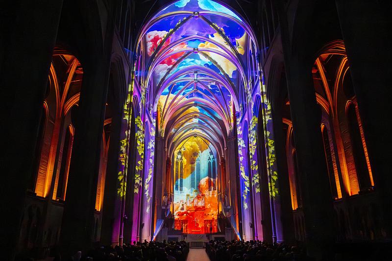 Press kit | 1089-13 - Press release | AURA by Moment Factory: Transforming Iconic Cultural Venues Into Must-Visit Immersive Destinations - Moment Factory - Multimedia Design -  AURA Grace Cathedral, San Francisco (inaugurated in 2025)  - Photo credit: Moment Factory