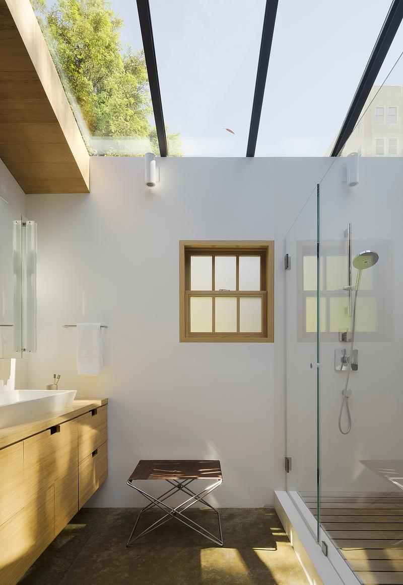Press kit | 7639-01 - Press release | Cow Hollow - Mark English Architects - Residential Architecture - Primary Bathroom - Photo credit: Joe Fletcher