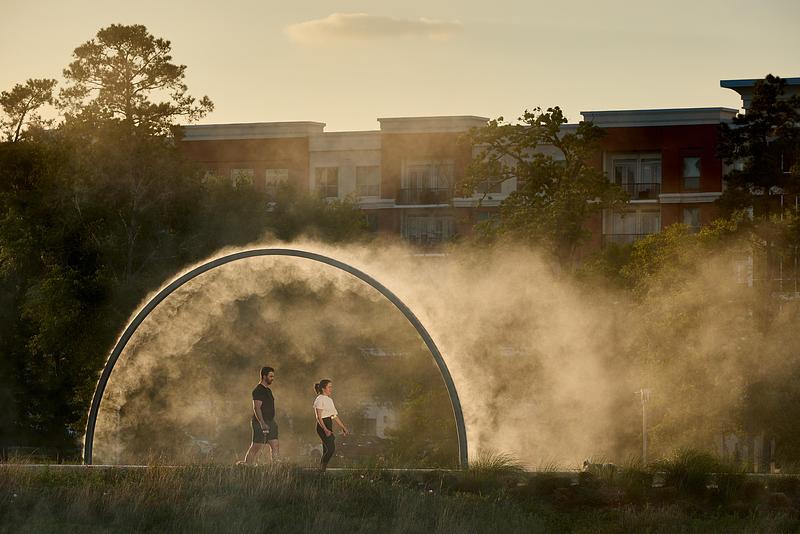 Press kit | 7810-02 - Press release | Arc ZERO: A Houston First - James Tapscott - Art - People enjoying the mist, glowing in the afternoon sun - Photo credit: Nicki Evans
