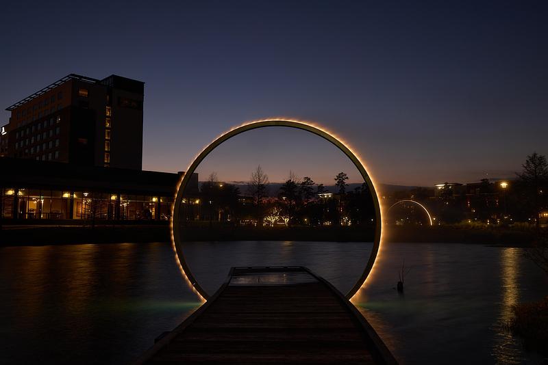 Press kit | 7810-02 - Press release | Arc ZERO: A Houston First - James Tapscott - Art - At night the mist is lit with a fiery glow - Photo credit: Nicki Evans