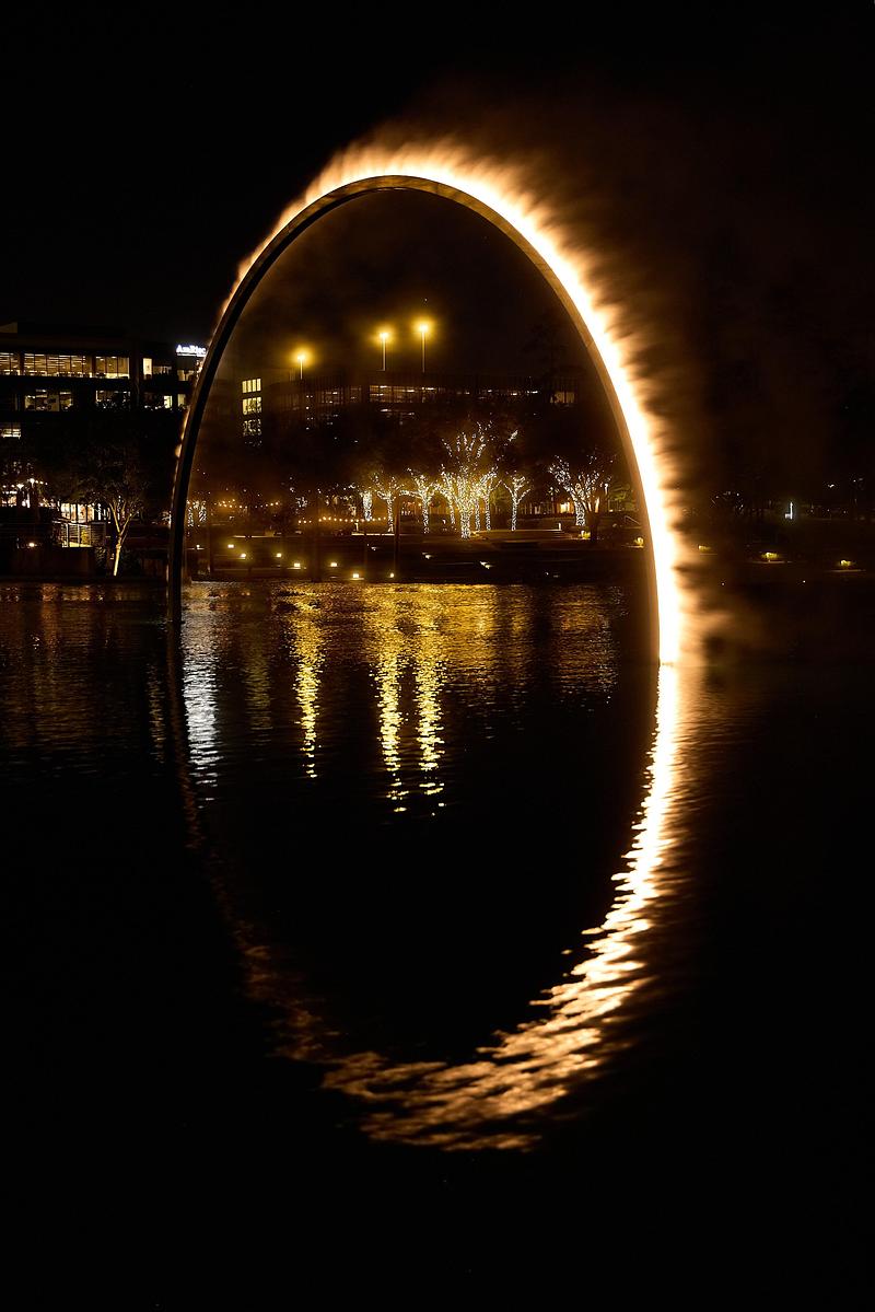 Press kit | 7810-02 - Press release | Arc ZERO: A Houston First - James Tapscott - Art - The eclipse acts as a luminous portal, hovering in the night - Photo credit: Nicki Evans