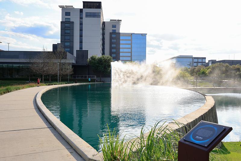 Press kit | 7810-02 - Press release | Arc ZERO: A Houston First - James Tapscott - Art - The "Cat's Eye" pond presents a perfect site for the work - Photo credit: Studio JT
