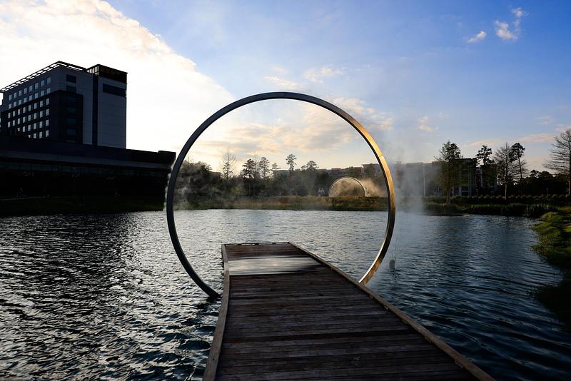 Press kit | 7810-02 - Press release | Arc ZERO: A Houston First - James Tapscott - Art - The steel ring catches the last rays of sun  - Photo credit: Studio JT