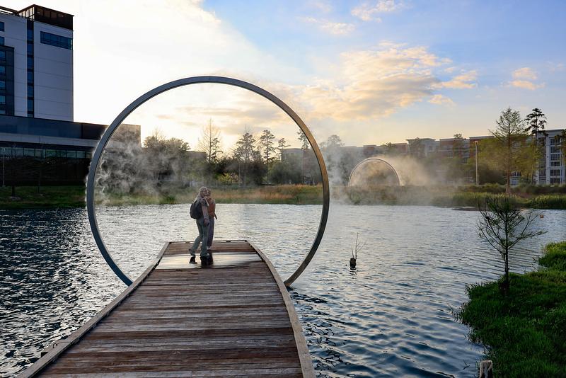 Press kit | 7810-02 - Press release | Arc ZERO: A Houston First - James Tapscott - Art - The cooling mist offers respite from the Texas sun - Photo credit: Studio JT