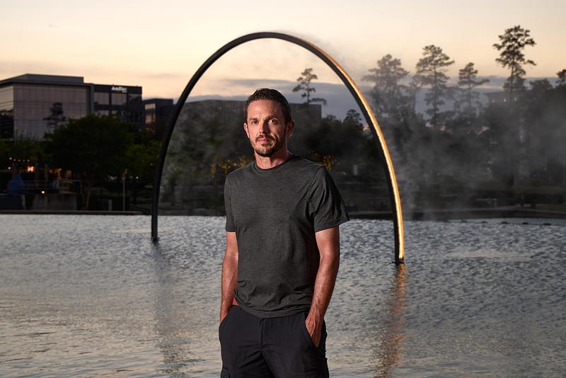 Press kit | 7810-02 - Press release | Arc ZERO: A Houston First - James Tapscott - Art - The artist, James Tapscott - in front of the Eclipse - Photo credit: Nicki Evans