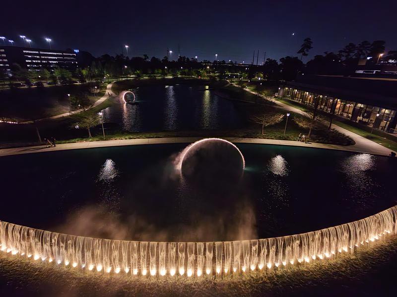 Press kit | 7810-02 - Press release | Arc ZERO: A Houston First - James Tapscott - Art - Both works glow into the evening, the site's lines echoed by the rings. - Photo credit: Studio JT