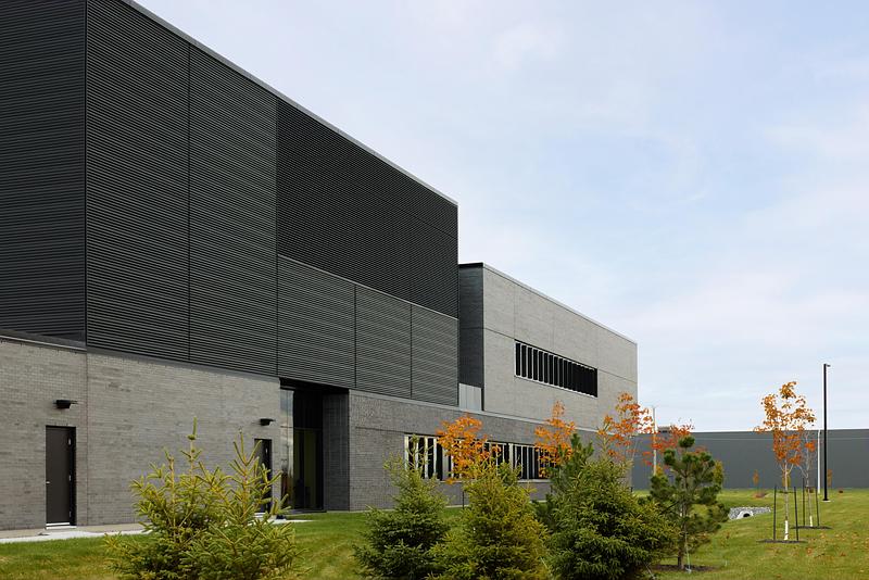 Press kit | 1440-05 - Press release | NFOE and Archi– Design Monolithic Laboratory in Quebec - NFOE  | Archi– - Institutional Architecture - West facade - Photo credit: James Brittain