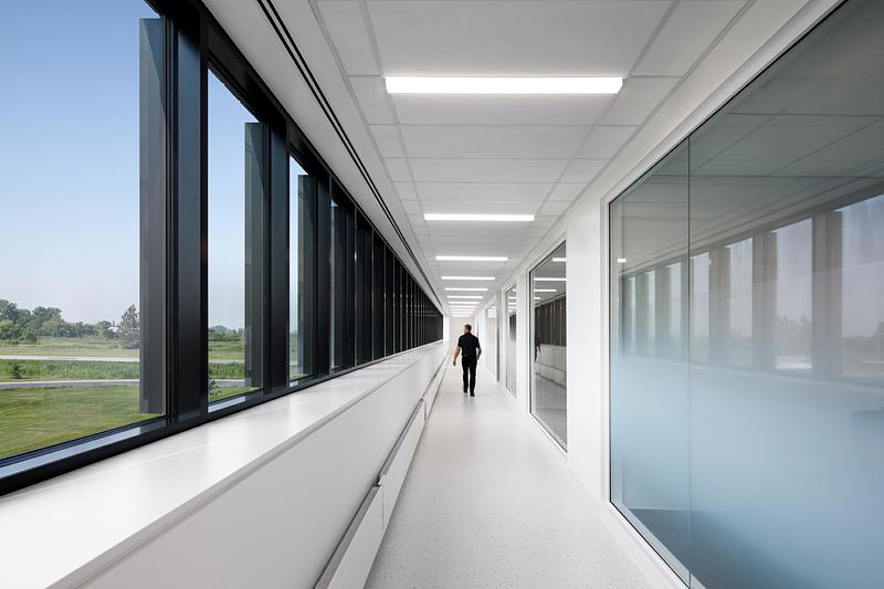 Press kit | 1440-05 - Press release | NFOE and Archi– Design Monolithic Laboratory in Quebec - NFOE  | Archi– - Institutional Architecture - South circulation - Photo credit: Stéphane Brügger