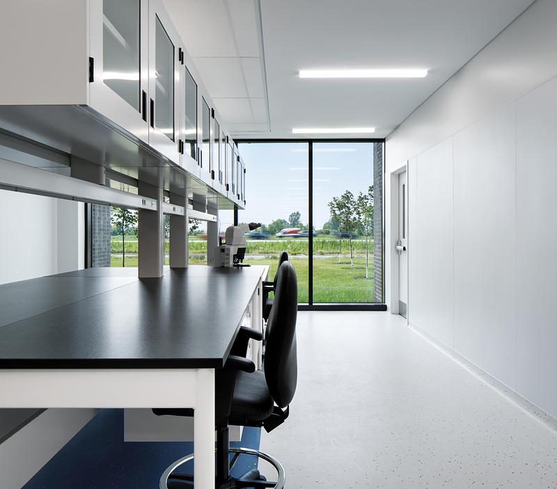 Press kit | 1440-05 - Press release | NFOE and Archi– Design Monolithic Laboratory in Quebec - NFOE  | Archi– - Institutional Architecture - Work station - Photo credit: Stéphane Brügger