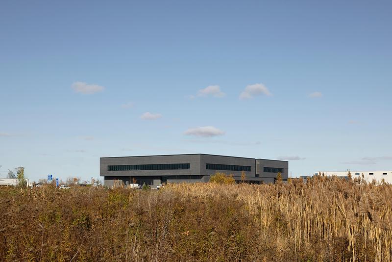 Press kit | 1440-05 - Press release | NFOE and Archi– Design Monolithic Laboratory in Quebec - NFOE  | Archi– - Institutional Architecture - View for afar - Photo credit: James Brittain