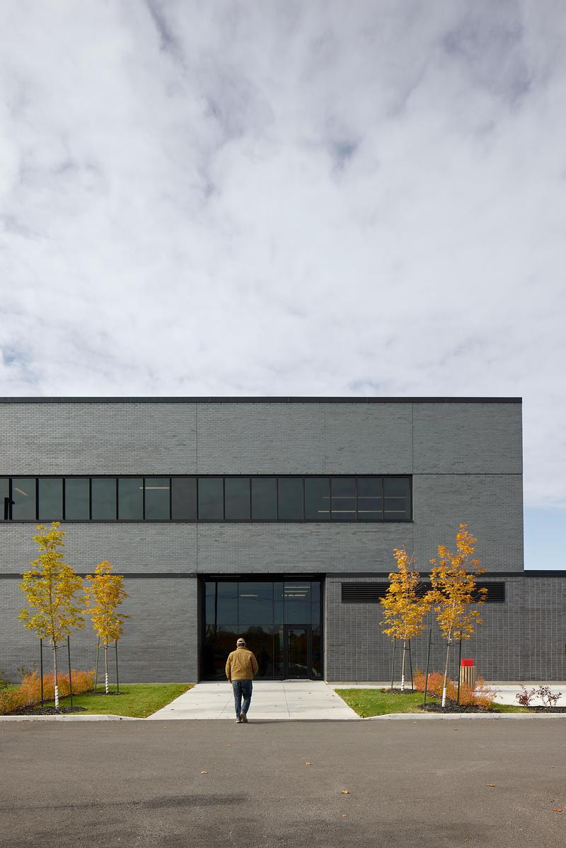 Press kit | 1440-05 - Press release | NFOE and Archi– Design Monolithic Laboratory in Quebec - NFOE  | Archi– - Institutional Architecture - Employee entrance - Photo credit: James Brittain