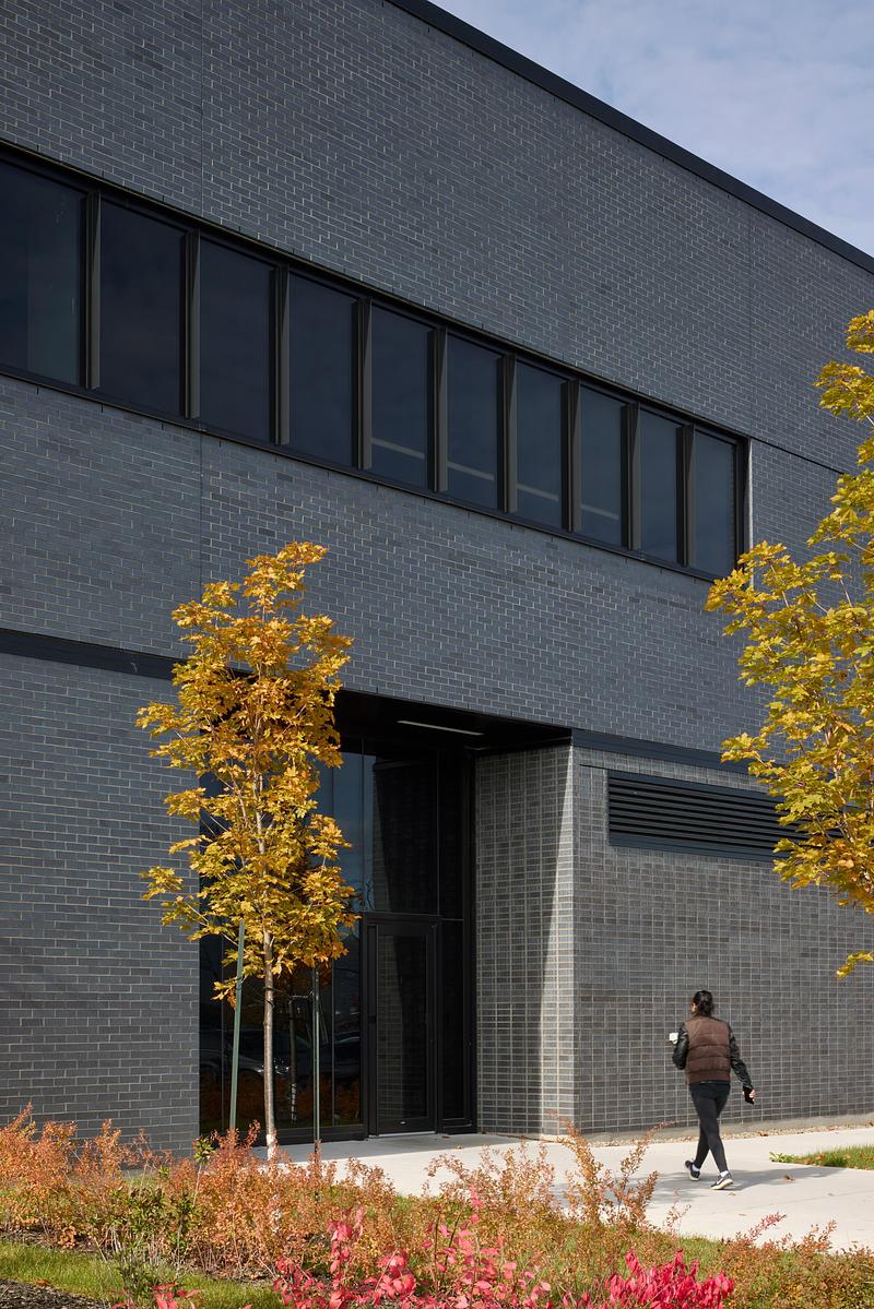 Press kit | 1440-05 - Press release | NFOE and Archi– Design Monolithic Laboratory in Quebec - NFOE  | Archi– - Institutional Architecture - Employee entrance - Photo credit: James Brittain