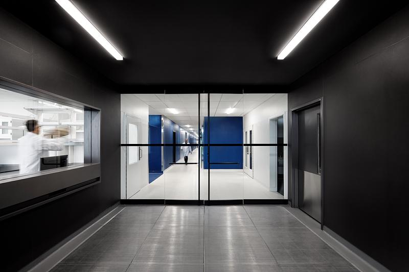 Press kit | 1440-05 - Press release | NFOE and Archi– Design Monolithic Laboratory in Quebec - NFOE  | Archi– - Institutional Architecture - Samples entrance - Photo credit: Stéphane Brügger