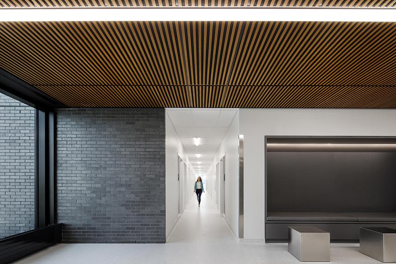 Press kit | 1440-05 - Press release | NFOE and Archi– Design Monolithic Laboratory in Quebec - NFOE  | Archi– - Institutional Architecture - Adminstrative circulation - Photo credit: Stéphane Brügger