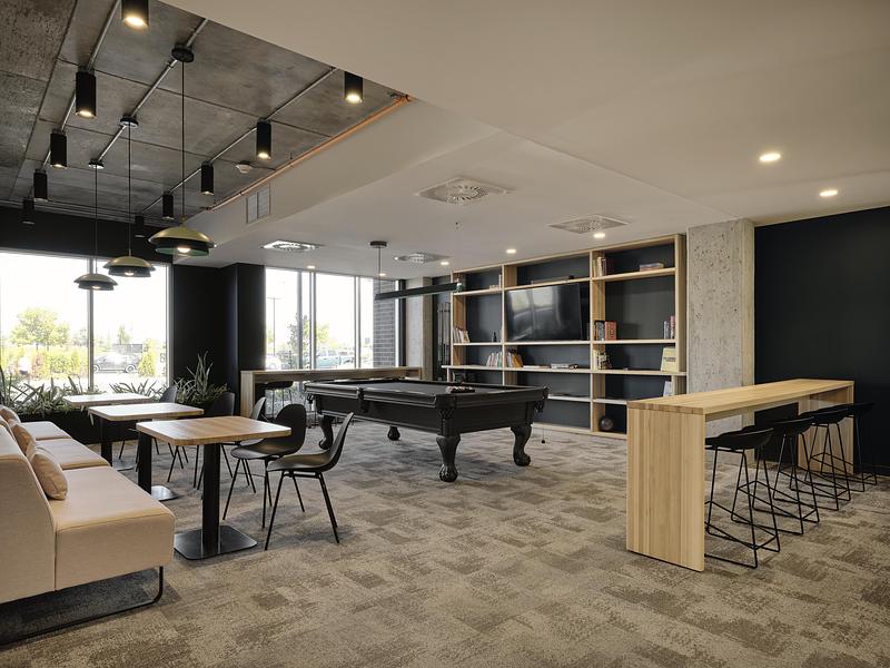 Dossier de presse | 1299-17 - Communiqué de presse | Cloria : l’art de créer des milieux de vie inspirants pour les aînés - Cloria - Design d’intérieur résidentiel - Vue de la salle de billard - Crédit photo : Maxime Brouillet