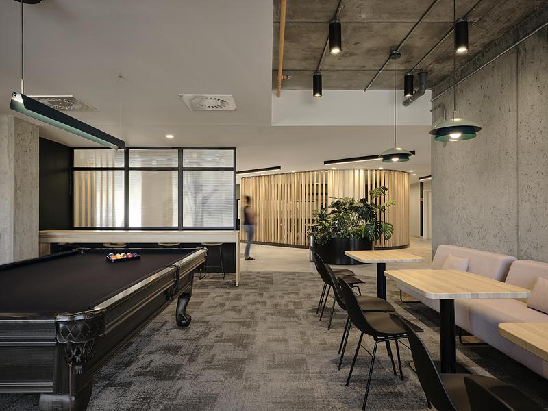 Dossier de presse | 1299-17 - Communiqué de presse | Cloria : l’art de créer des milieux de vie inspirants pour les aînés - Cloria - Design d’intérieur résidentiel - Vue de la salle de billard - Crédit photo : Maxime Brouillet