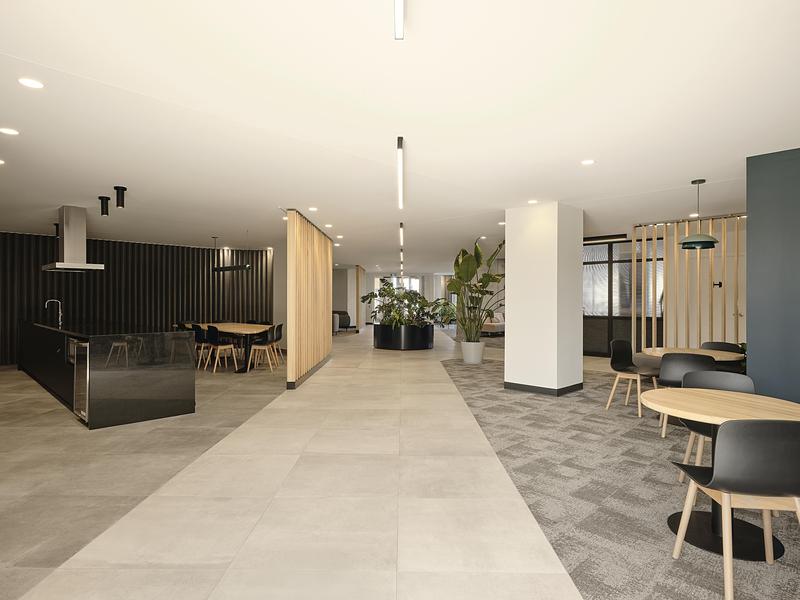 Dossier de presse | 1299-17 - Communiqué de presse | Cloria : l’art de créer des milieux de vie inspirants pour les aînés - Cloria - Design d’intérieur résidentiel - Vue vers le carrefour giratoire - Crédit photo : Maxime Brouillet