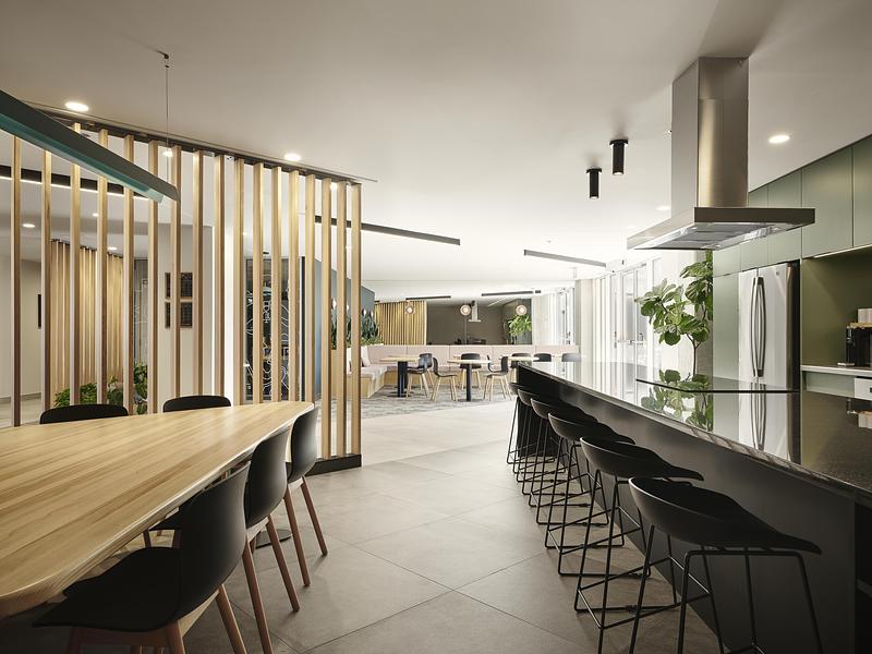 Dossier de presse | 1299-17 - Communiqué de presse | Cloria : l’art de créer des milieux de vie inspirants pour les aînés - Cloria - Design d’intérieur résidentiel - Vue de la cuisine - Crédit photo : Maxime Brouillet