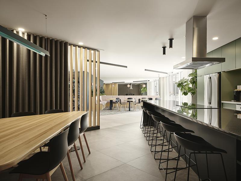 Dossier de presse | 1299-17 - Communiqué de presse | Cloria : l’art de créer des milieux de vie inspirants pour les aînés - Cloria - Design d’intérieur résidentiel - Vue vers la salle à manger - Crédit photo : Maxime Brouillet