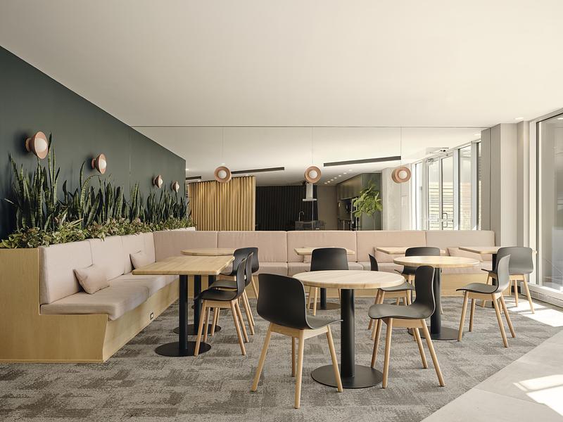Dossier de presse | 1299-17 - Communiqué de presse | Cloria : l’art de créer des milieux de vie inspirants pour les aînés - Cloria - Design d’intérieur résidentiel - Salle à manger - Crédit photo : Maxime Brouillet