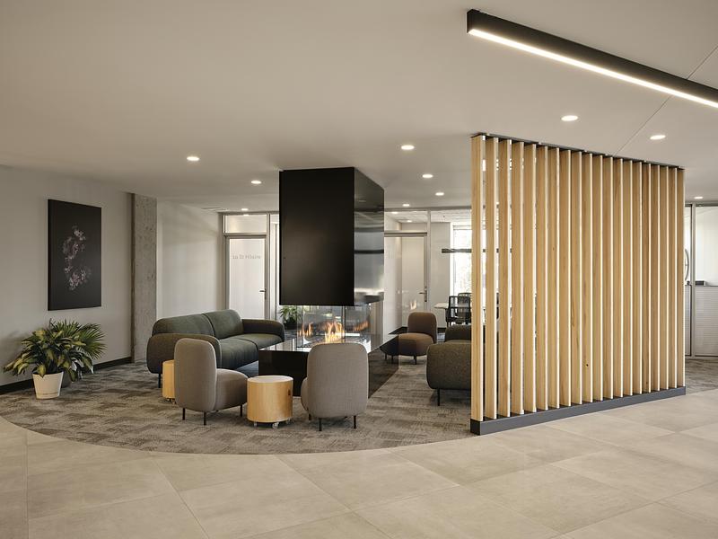 Dossier de presse | 1299-17 - Communiqué de presse | Cloria : l’art de créer des milieux de vie inspirants pour les aînés - Cloria - Design d’intérieur résidentiel - Vue de l'espace foyer - Crédit photo : Maxime Brouillet