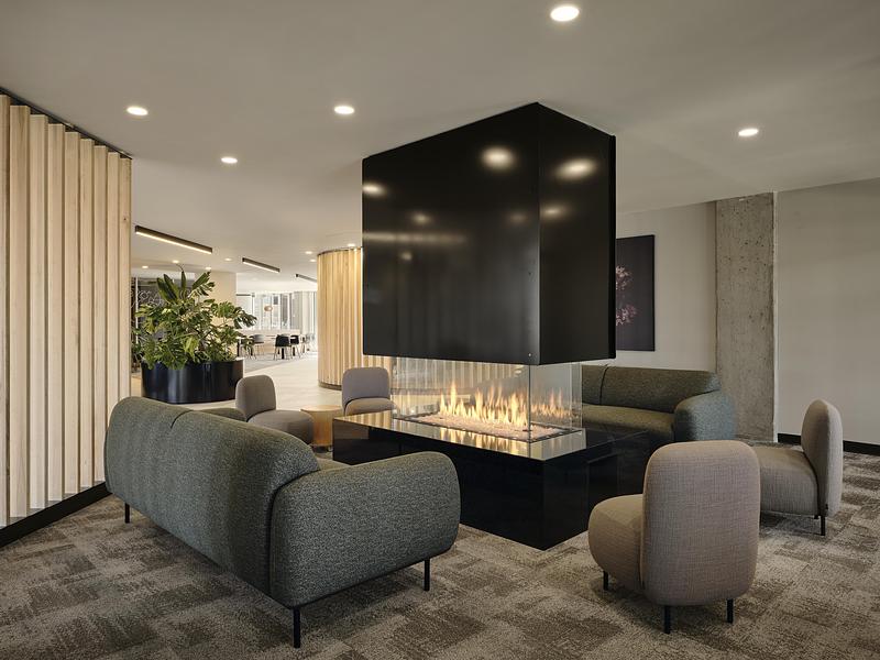 Dossier de presse | 1299-17 - Communiqué de presse | Cloria : l’art de créer des milieux de vie inspirants pour les aînés - Cloria - Design d’intérieur résidentiel - Détail de l'espace foyer - Crédit photo : Maxime Brouillet
