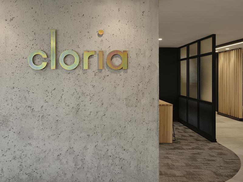 Dossier de presse | 1299-17 - Communiqué de presse | Cloria : l’art de créer des milieux de vie inspirants pour les aînés - Cloria - Design d’intérieur résidentiel -  Détail du logo en acier zingué  - Crédit photo : Maxime Brouillet