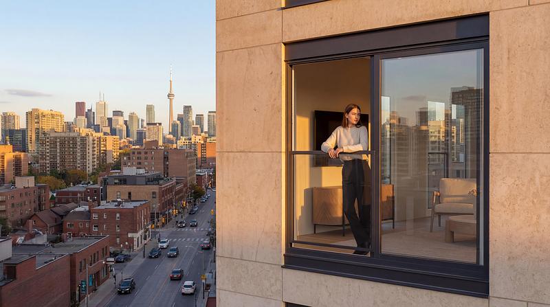 Press kit | 5905-06 - Press release | Innovative Vertika Integrated Railing System from NovatechReduces Costs, Maximizes Views in Multi-Unit Residential Buildings - Novatech - Product -  Vertika Integrated Railing - Exterior view  - Photo credit: Novatech