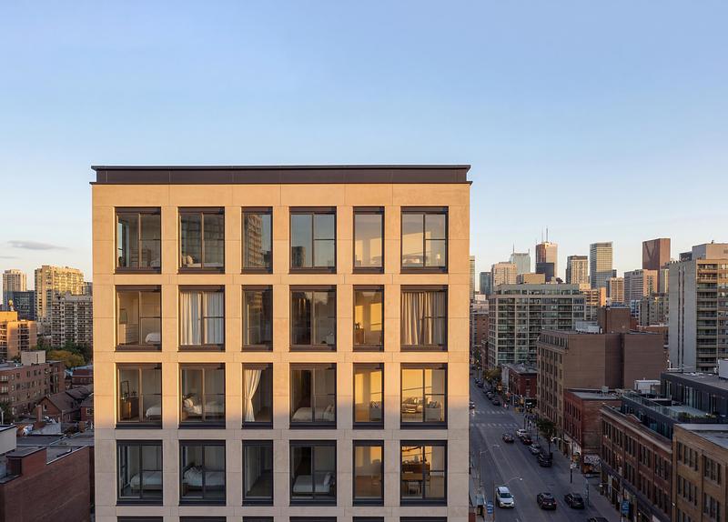 Press kit | 5905-06 - Press release | Innovative Vertika Integrated Railing System from NovatechReduces Costs, Maximizes Views in Multi-Unit Residential Buildings - Novatech - Product -  Vertika Integrated Railing - Exterior view  - Photo credit: Novatech